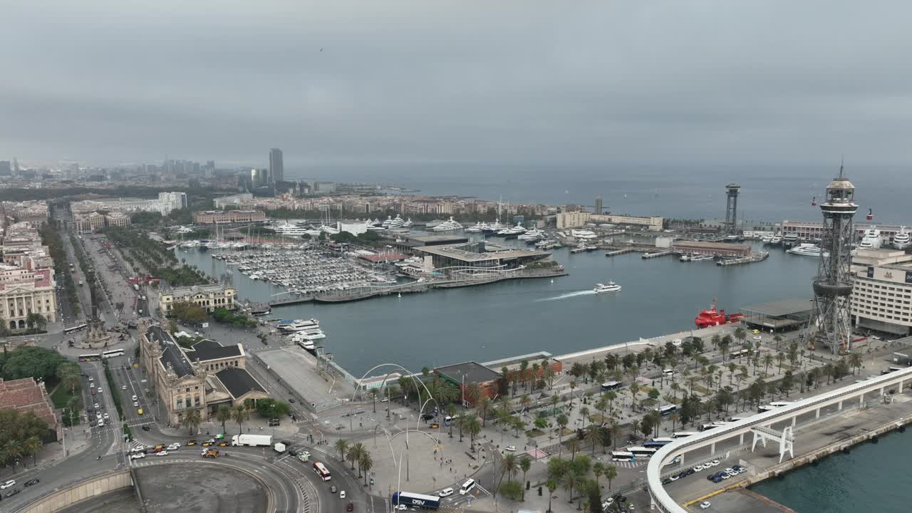 下雨天巴塞罗那市著名的交通海湾码头航拍全景4k西班牙视频素材