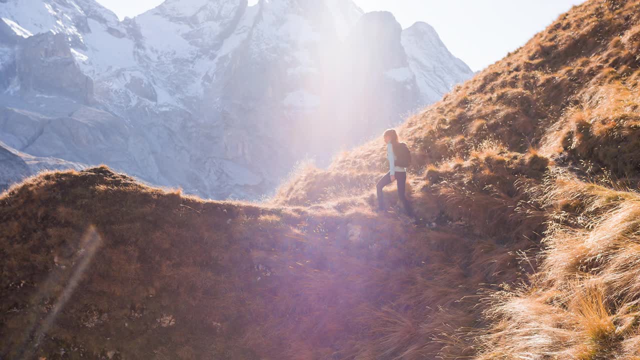 女登山者到达山顶，伸开双臂欣赏全景视频素材