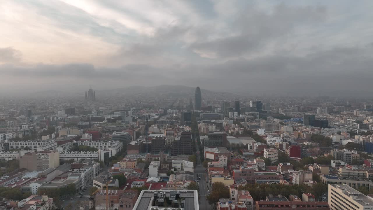 日落时间多云天巴塞罗那城市景观航拍全景4k西班牙视频素材