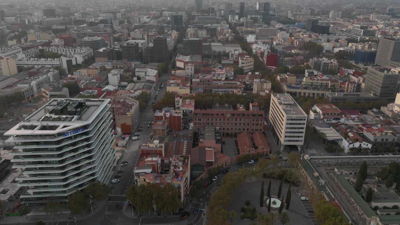 黄昏时间巴塞罗那中央城市景观航拍全景4k西班牙视频素材