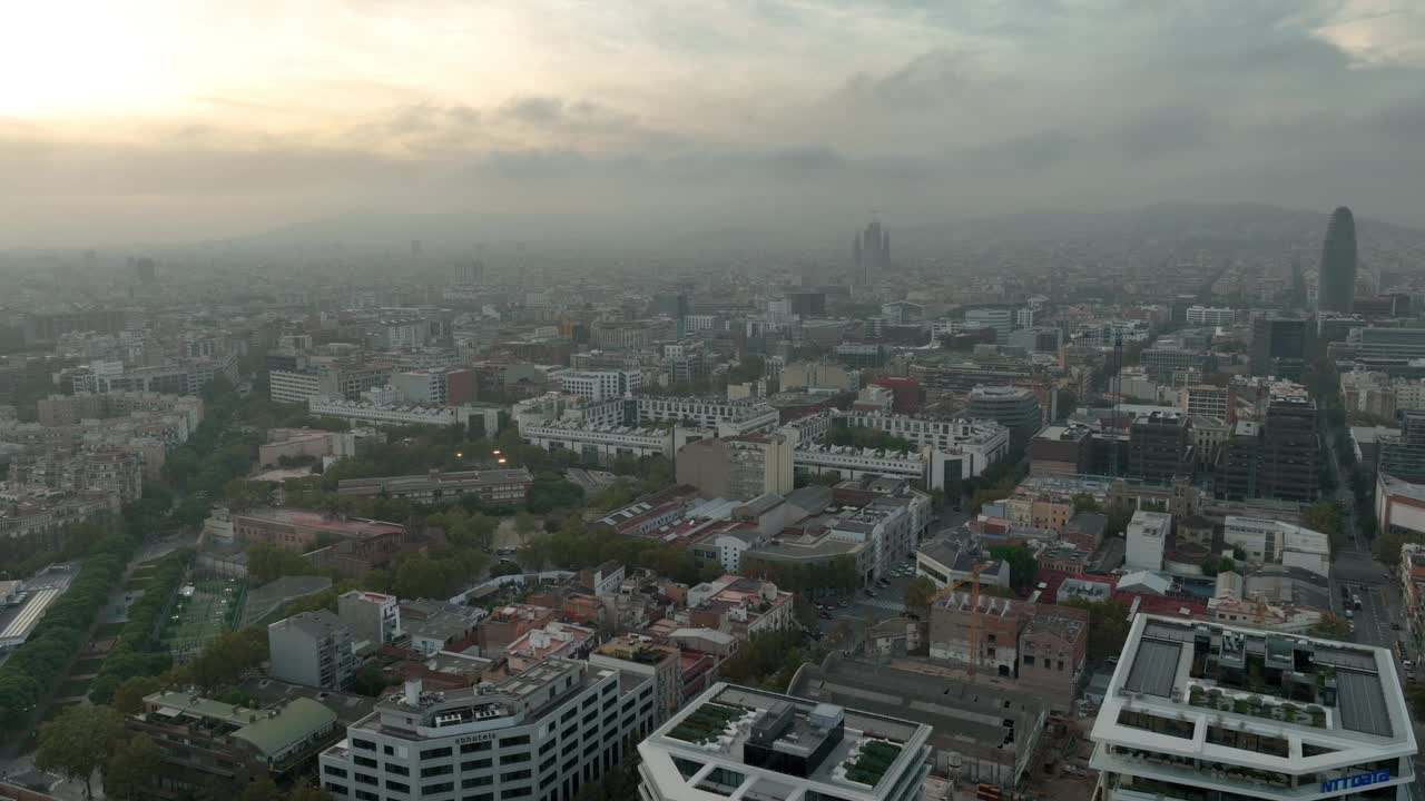 日落时间多云天巴塞罗那城市景观航拍全景4k西班牙视频素材