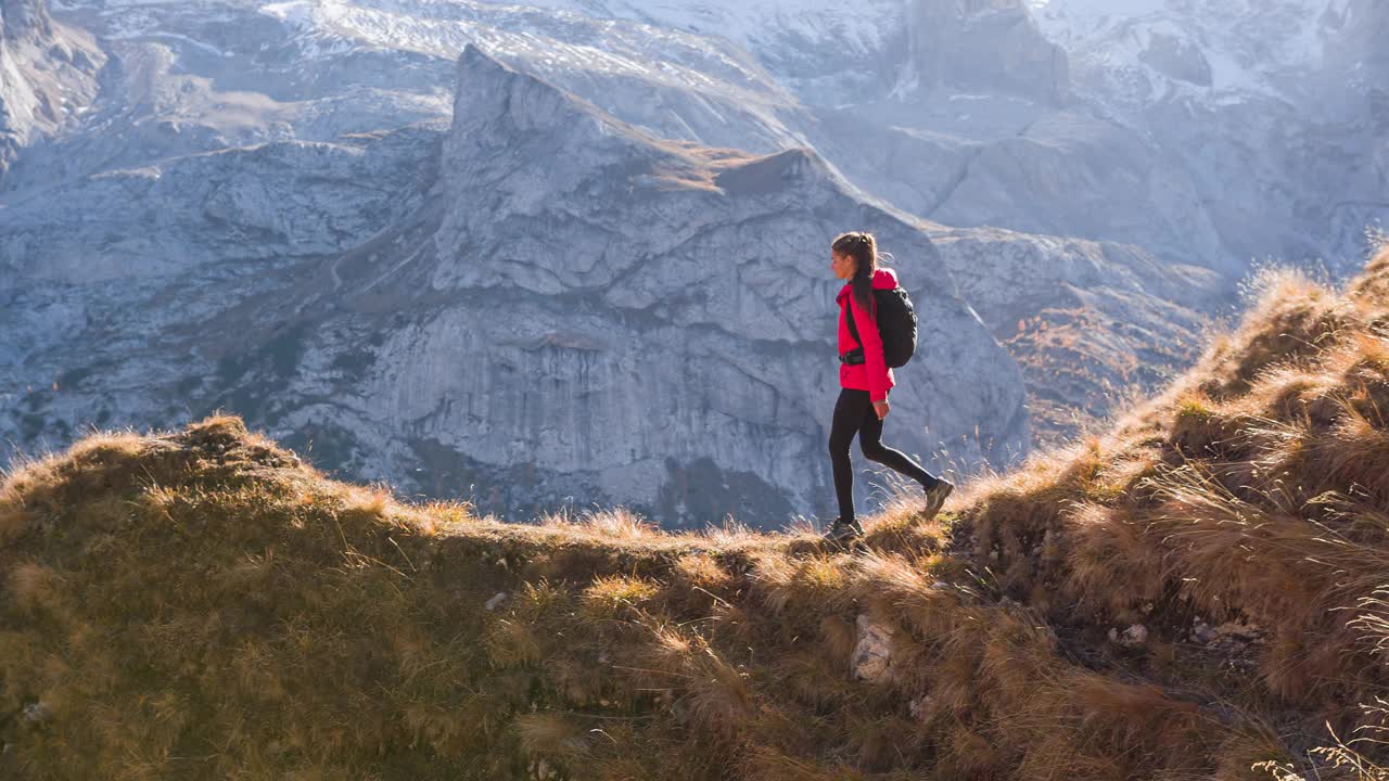 爱冒险的女人徒步旅行，欣赏美丽的山景视频下载