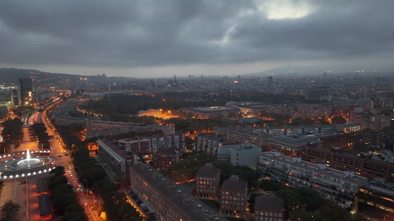 暮色照明华丽的巴塞罗那中心城市景观空中全景4k西班牙视频素材