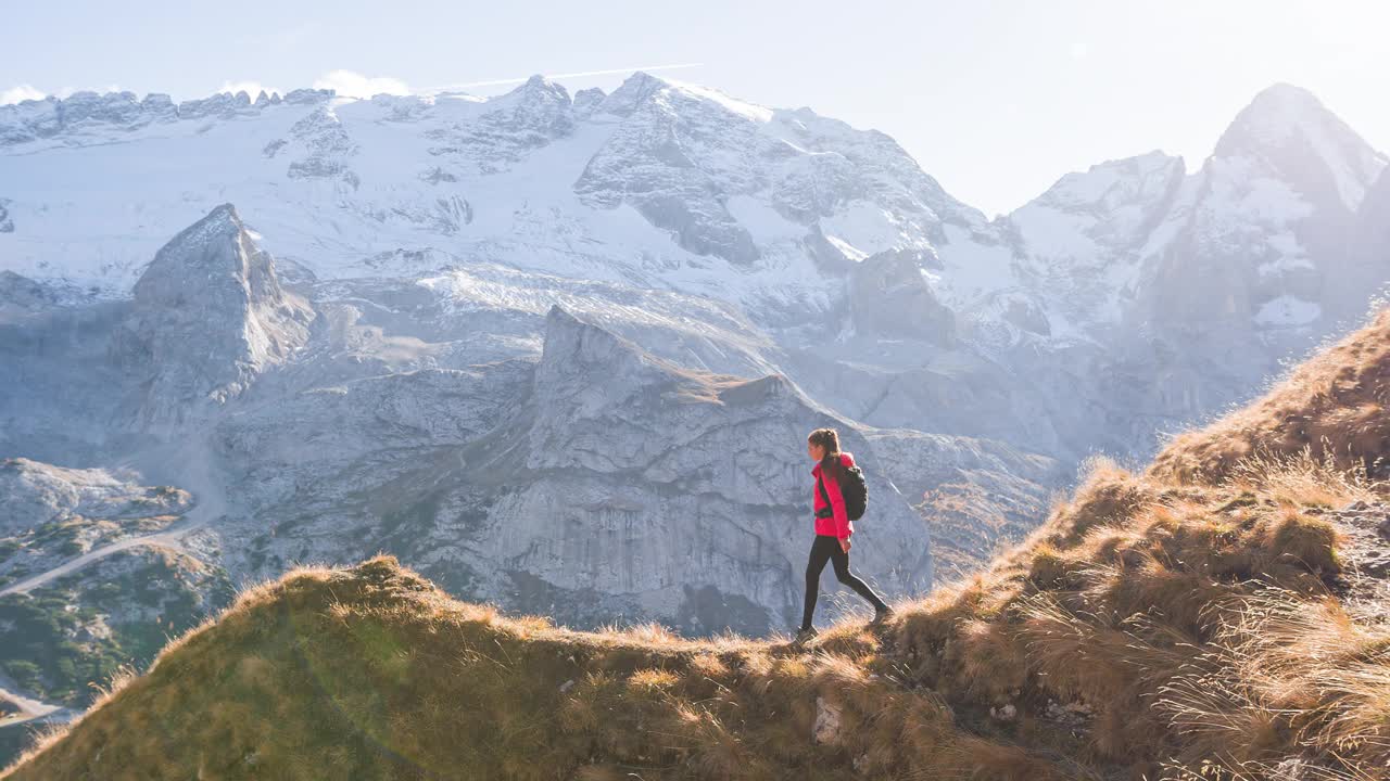 女人征服山路，欣赏令人敬畏的风景视频下载