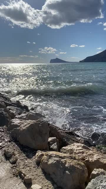 地中海的海浪冲击着巨大的岩石。视频素材