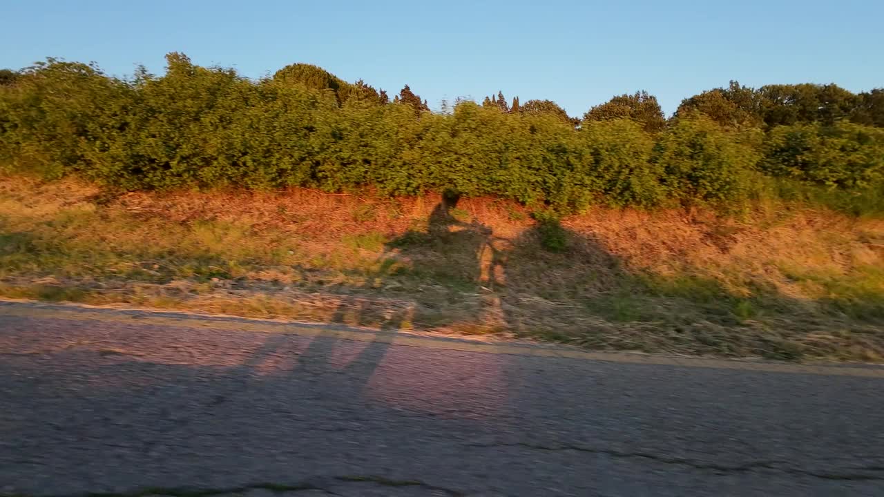 托斯卡纳，摩托车的影子沿着乡村道路视频素材