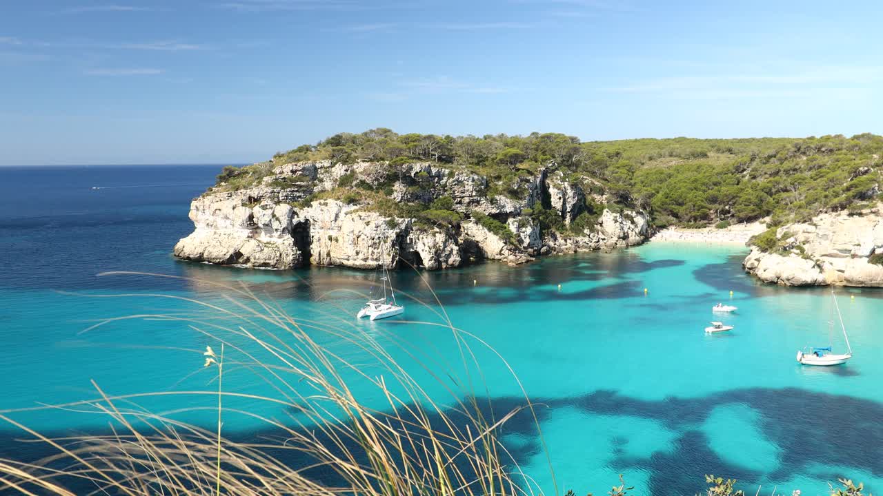 马略卡岛上的马卡雷莱塔海滩，悬崖景观和巴利阿里群岛海岸，西班牙。美丽清澈的海水，白色的沙滩在一个小海湾，一个度假休息的地方视频下载