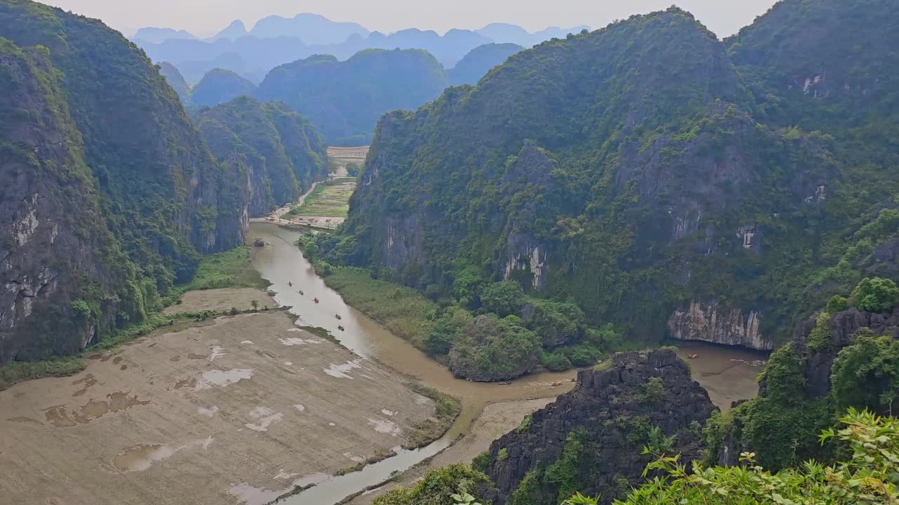 在越南的宁平，令人叹为观止的潭Coc和Trang，石灰岩山脉和河流。视频素材