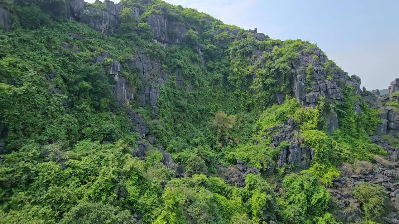 令人叹为观止的鸟瞰图，在越南宁平的恒木石灰岩山脉和绿色山谷。视频素材