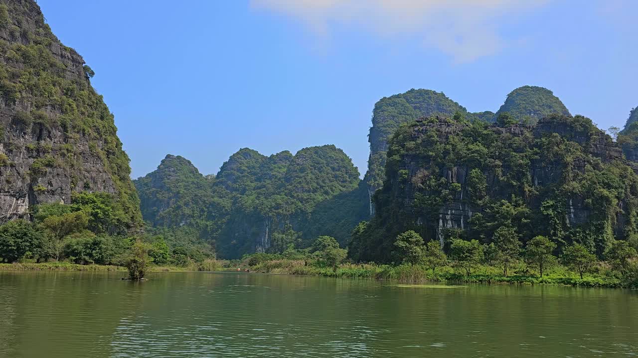 在越南的宁平，令人叹为观止的潭Coc和Trang，石灰岩山脉和河流。视频素材