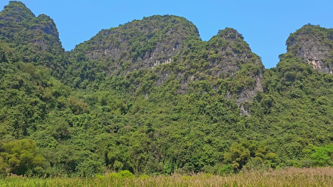 在越南的宁平，令人叹为观止的潭Coc和Trang，石灰岩山脉和河流。视频素材