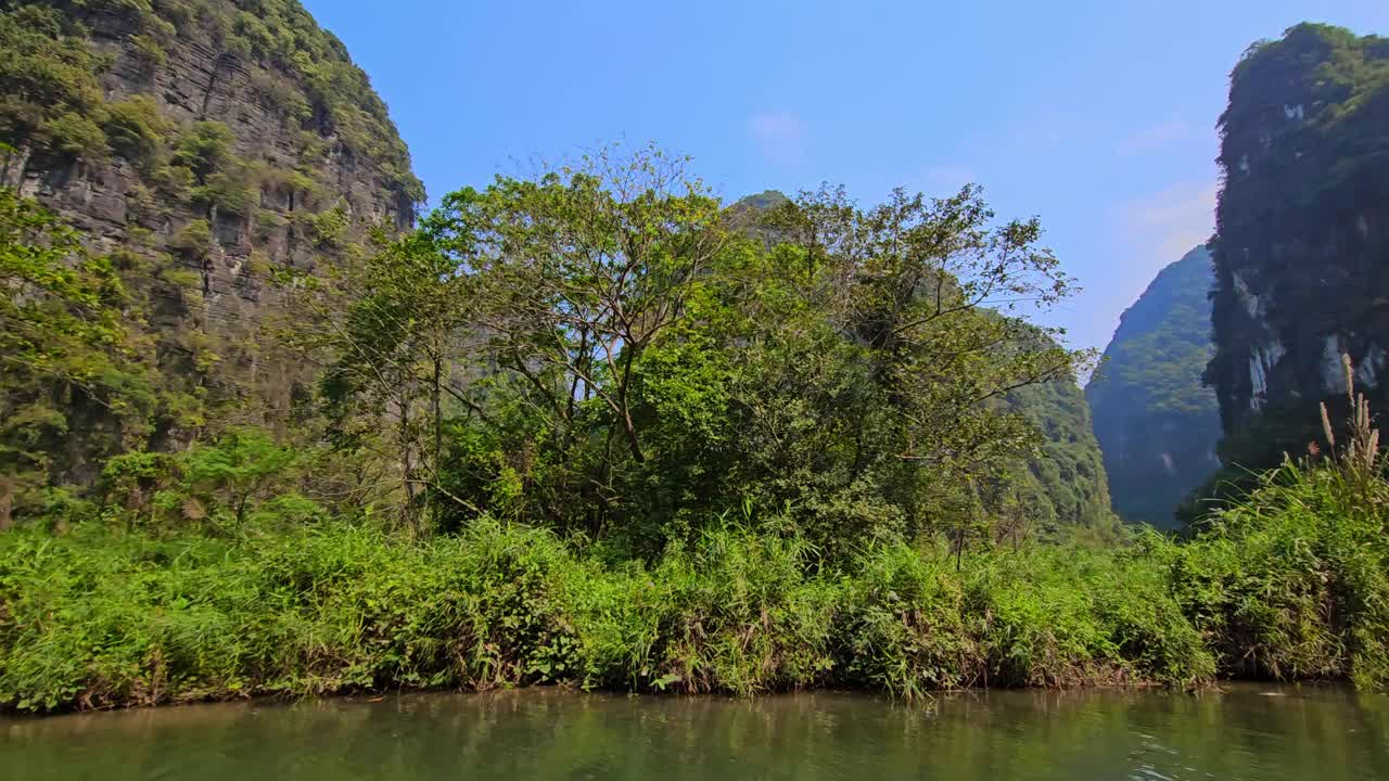 在越南的宁平，令人叹为观止的潭Coc和Trang，石灰岩山脉和河流。视频素材