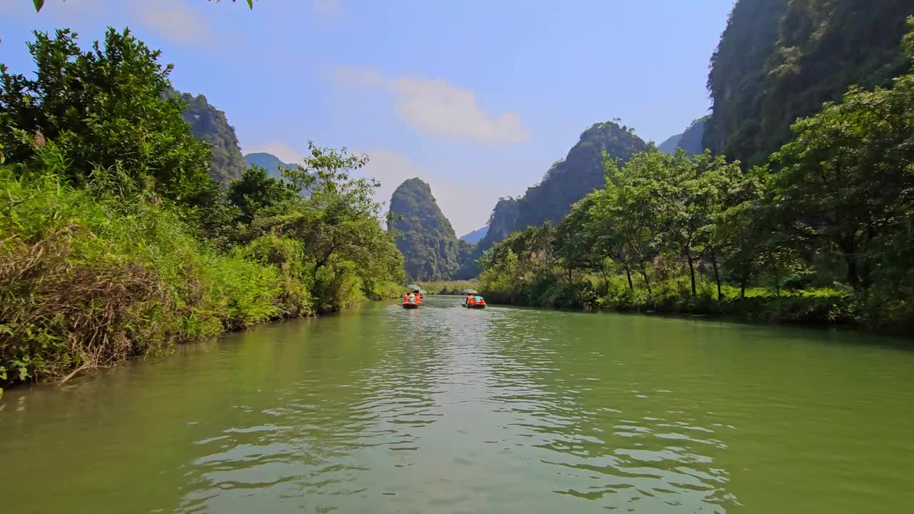 在越南的宁平，令人叹为观止的潭Coc和Trang，石灰岩山脉和河流。视频素材