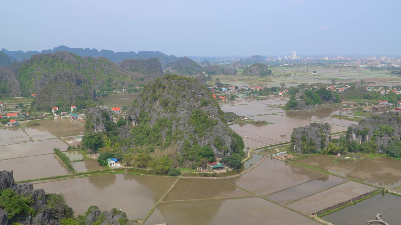 令人叹为观止的鸟瞰图，在越南宁平的恒木石灰岩山脉和绿色山谷。视频素材