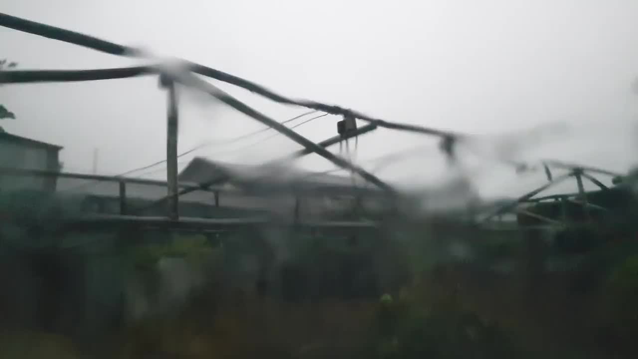 从车窗看到的雨是在室外停车场视频下载