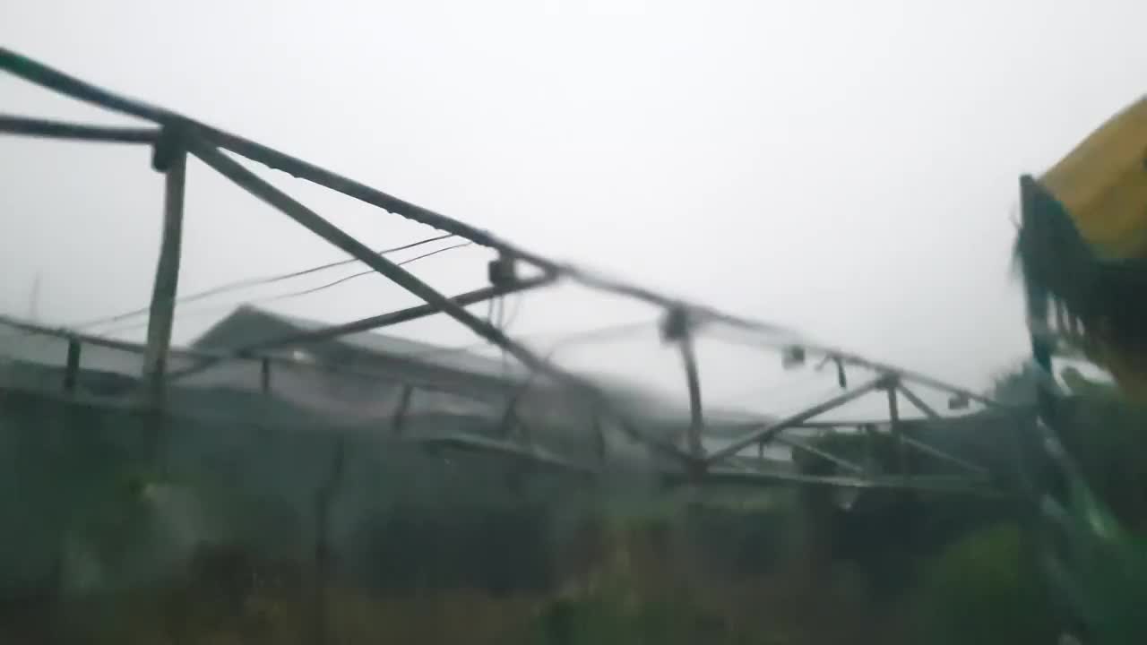 从车窗看到的雨是在室外停车场视频下载