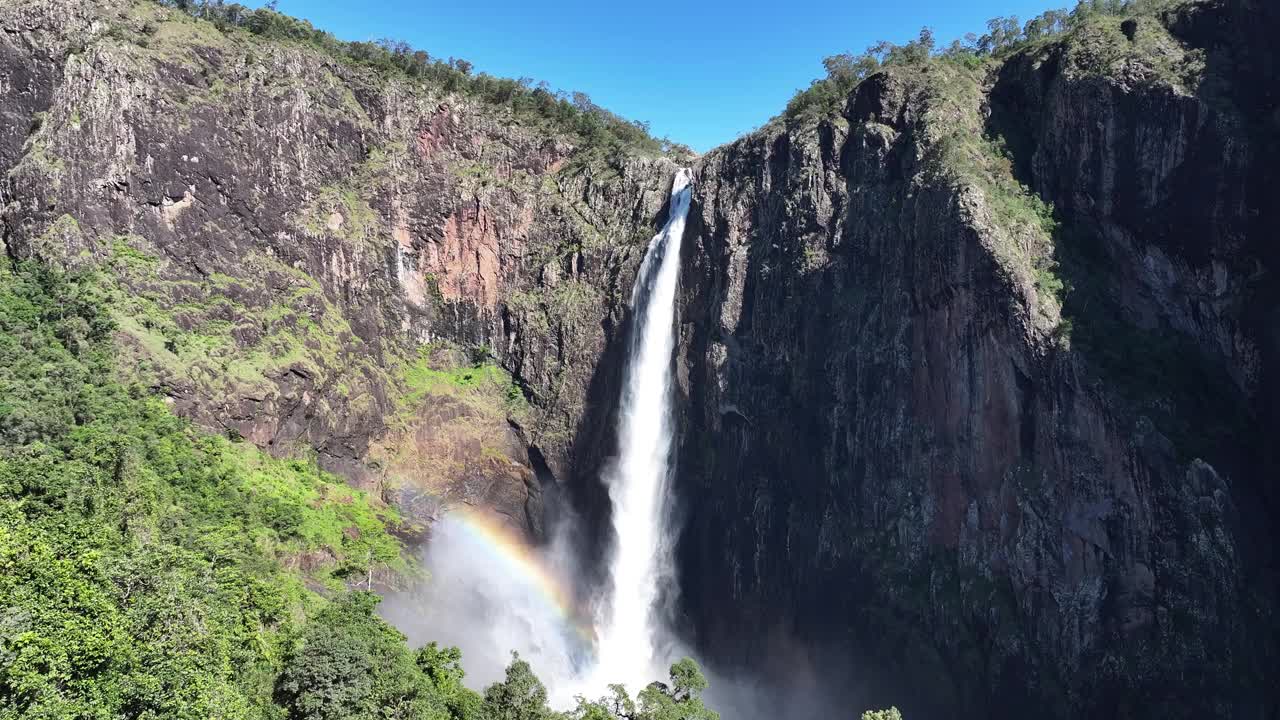 沃拉曼瀑布的航拍画面，澳大利亚最高的瀑布视频素材