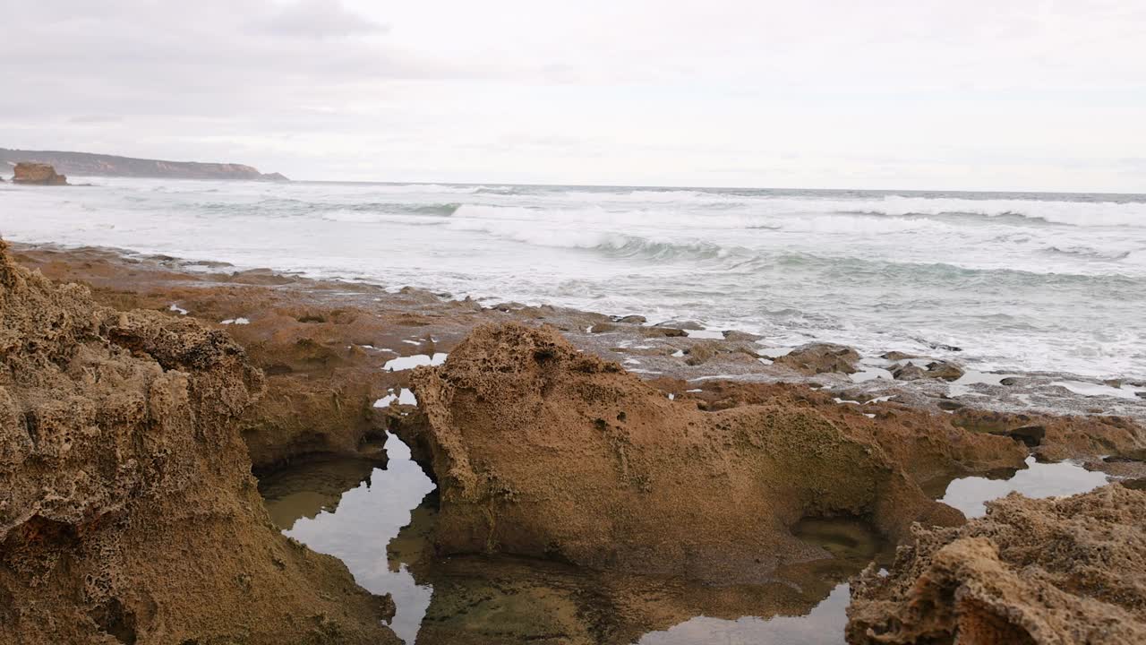 海浪冲击着岩石海岸线视频素材