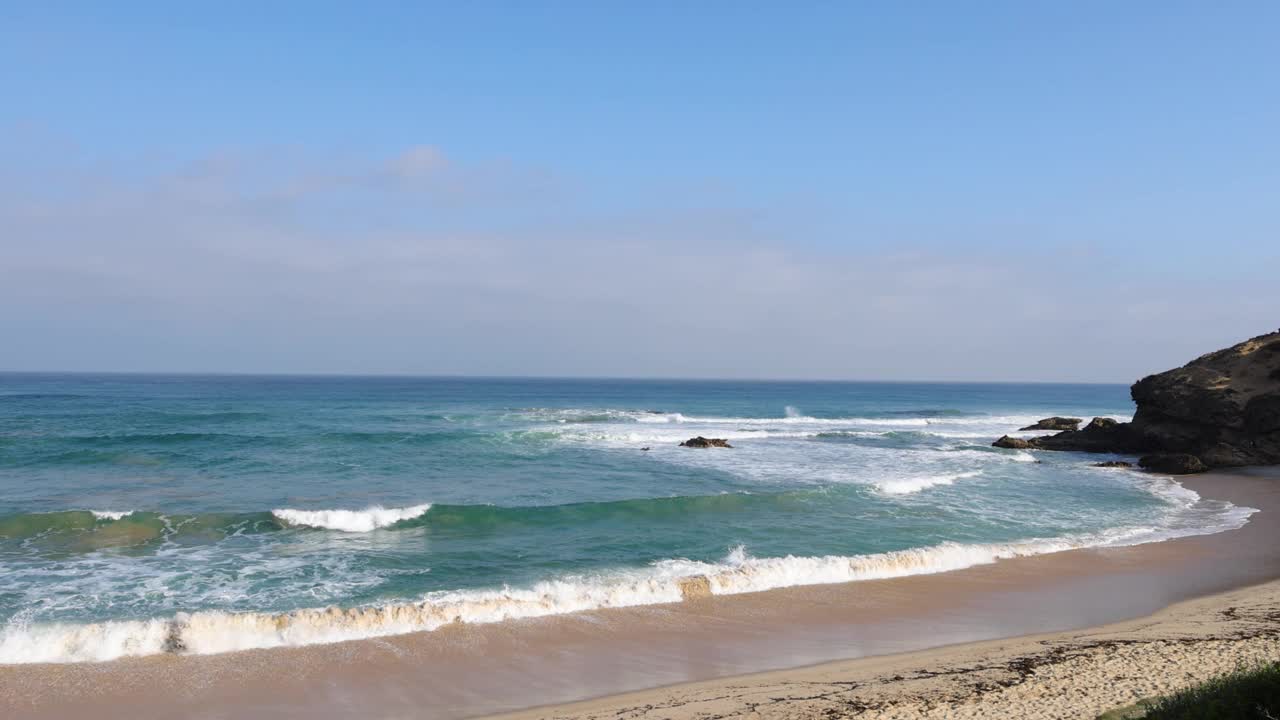 海浪冲击着索伦托海滩视频素材