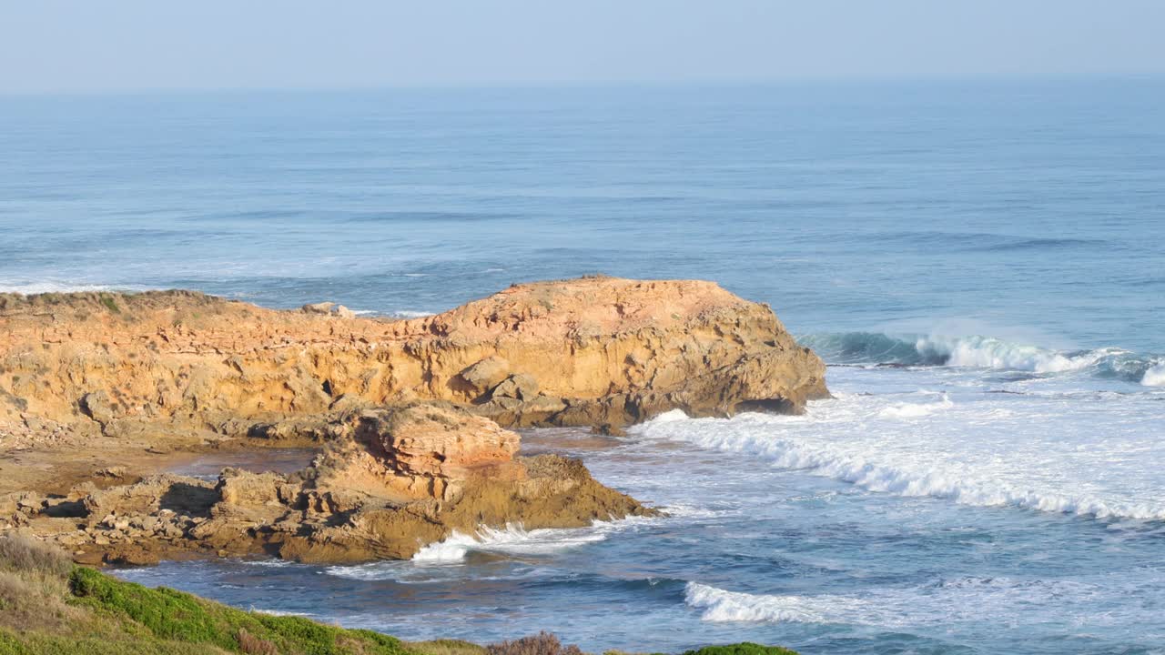 海浪冲击着岩石海岸线视频素材