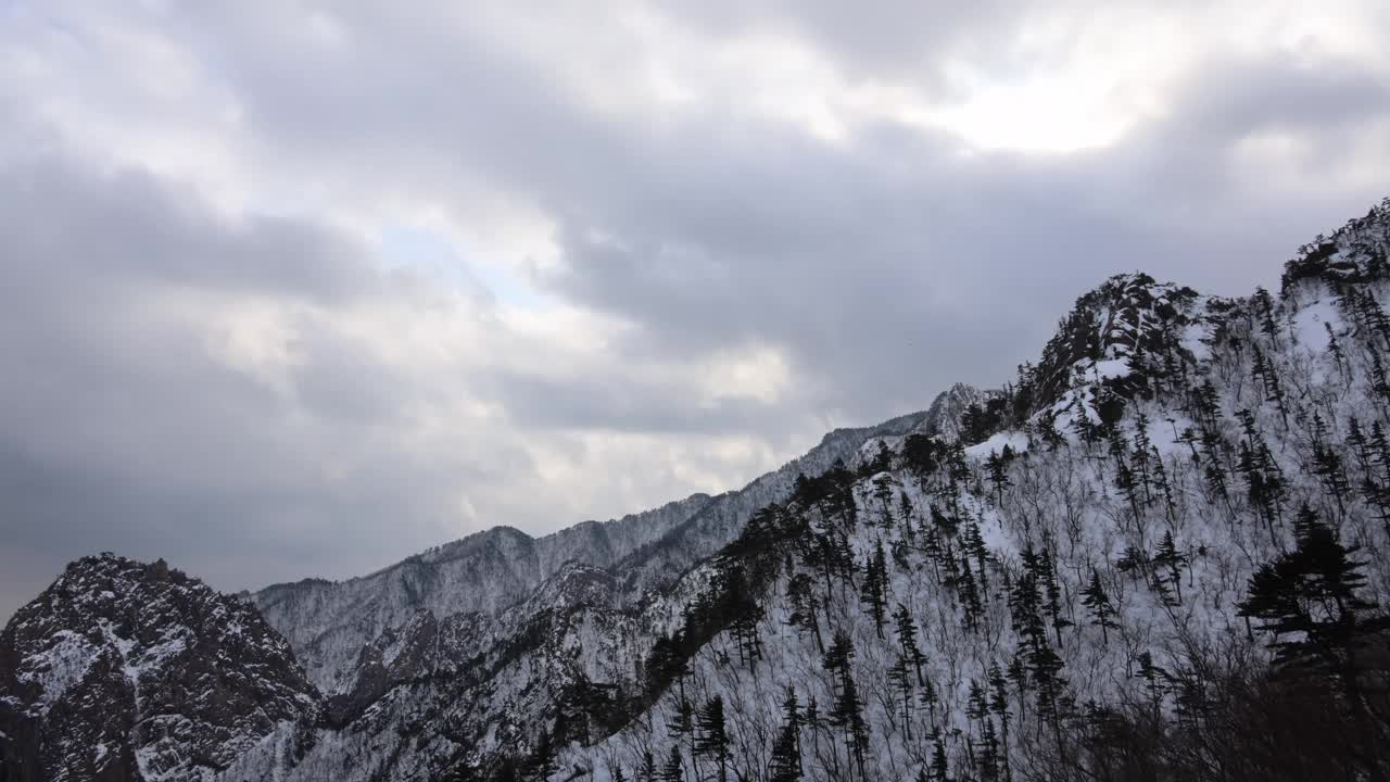 白雪皑皑的山景，白云飘过。时间流逝视频素材