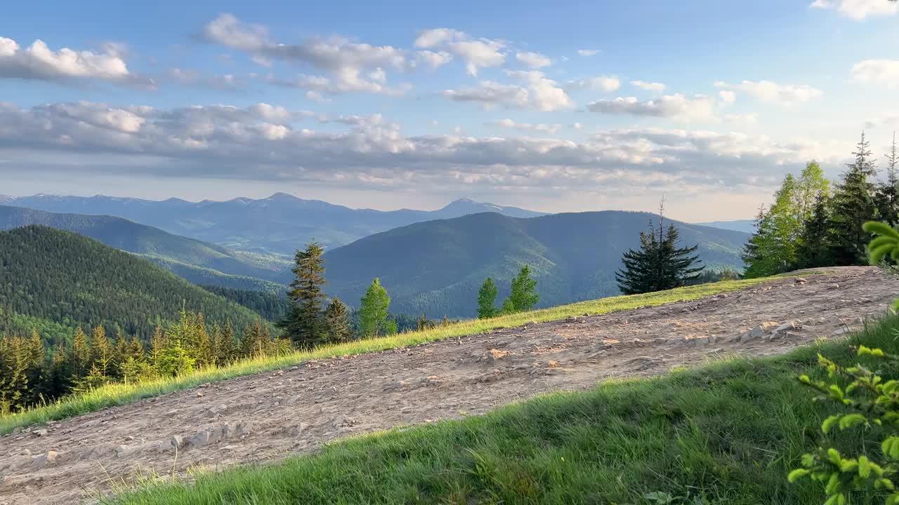 骑电动山地车的人沿着山上长满草的小路在户外骑行。视频素材