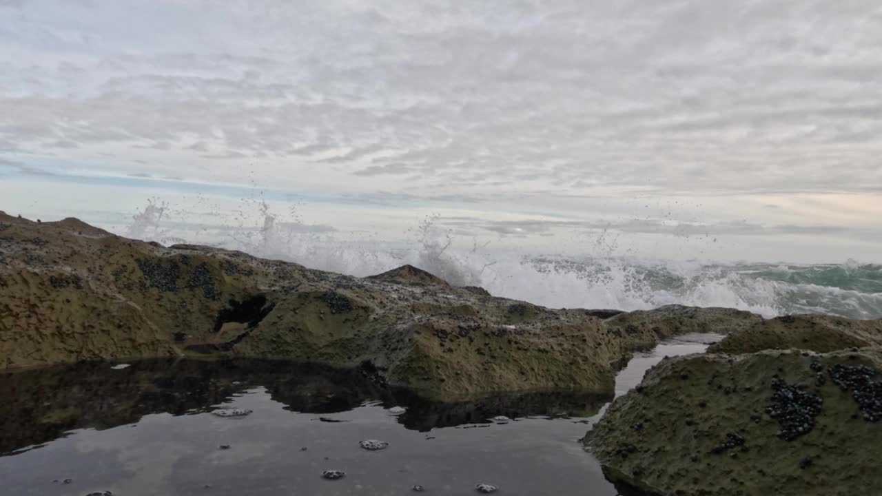 海浪冲击着岩石海岸视频素材