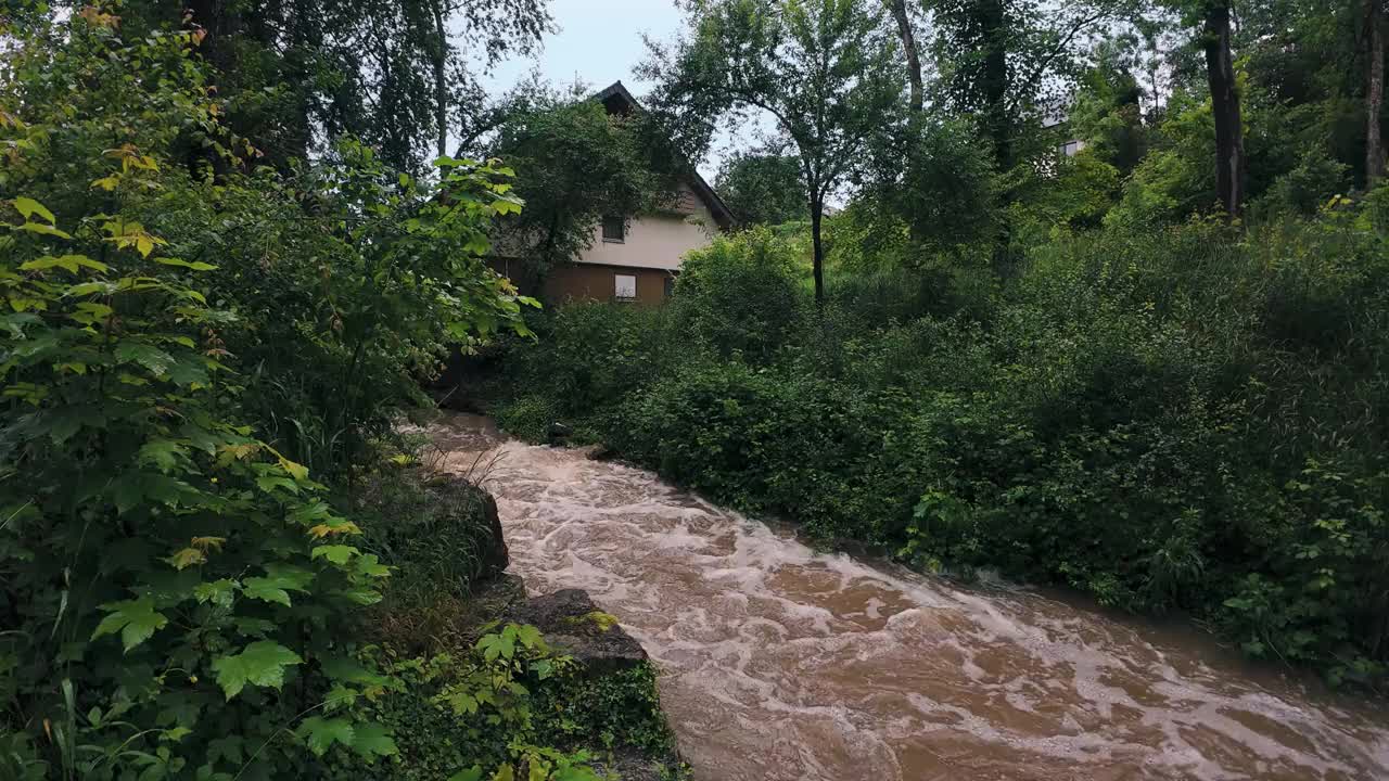 德国巴登符腾堡州暴雨后湍急的小溪视频素材