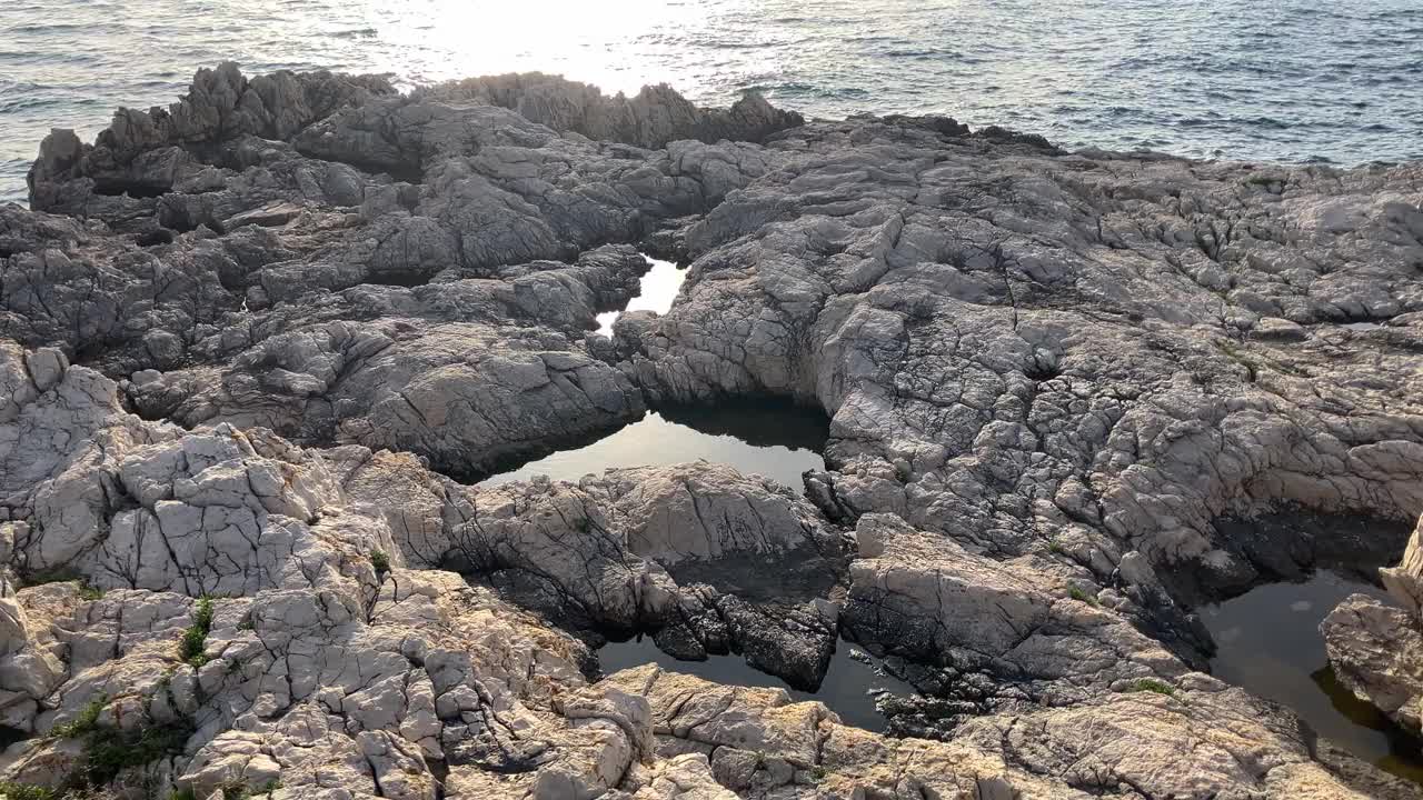 克罗地亚的海滩。多岩石的海岸线。视频素材