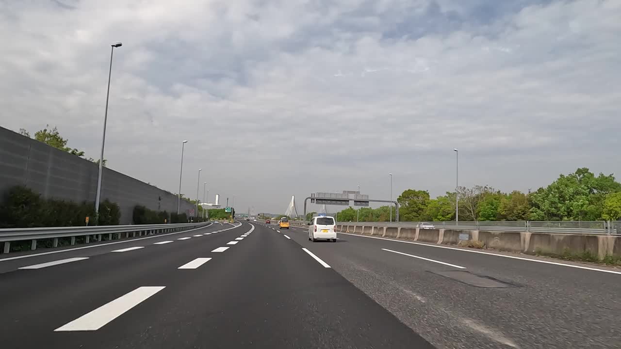 在高速公路上驾驶视频素材