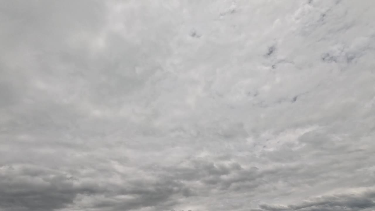 随着时间的流逝，天空中乌云飘过的景象。视频下载