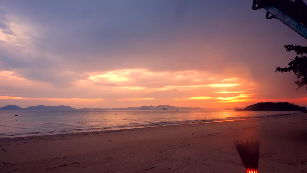 计算海上日出的时间。视频素材