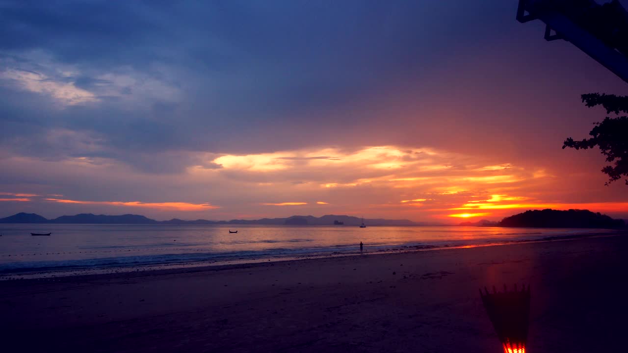 计算海上日出的时间。视频素材