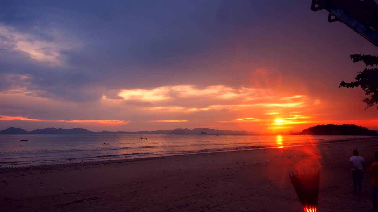 计算海上日出的时间。视频素材