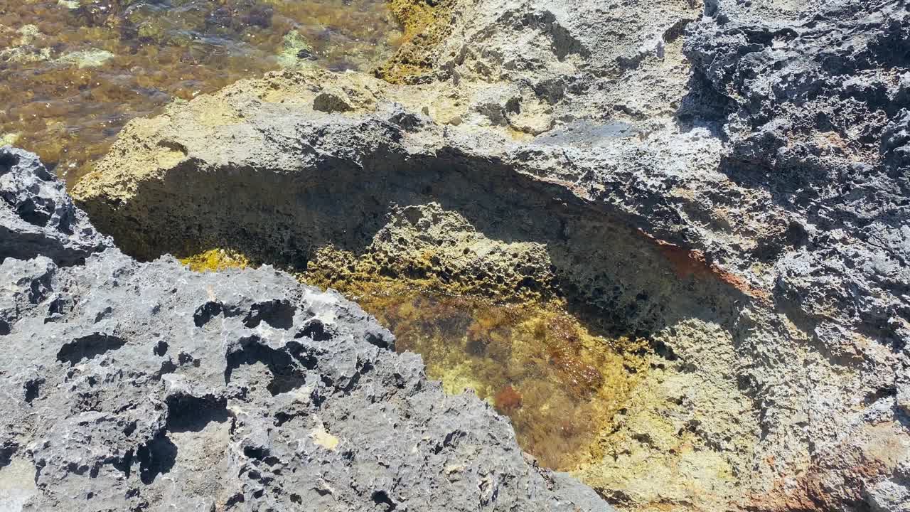 海浪冲击着岩石海岸，慢镜头视频下载