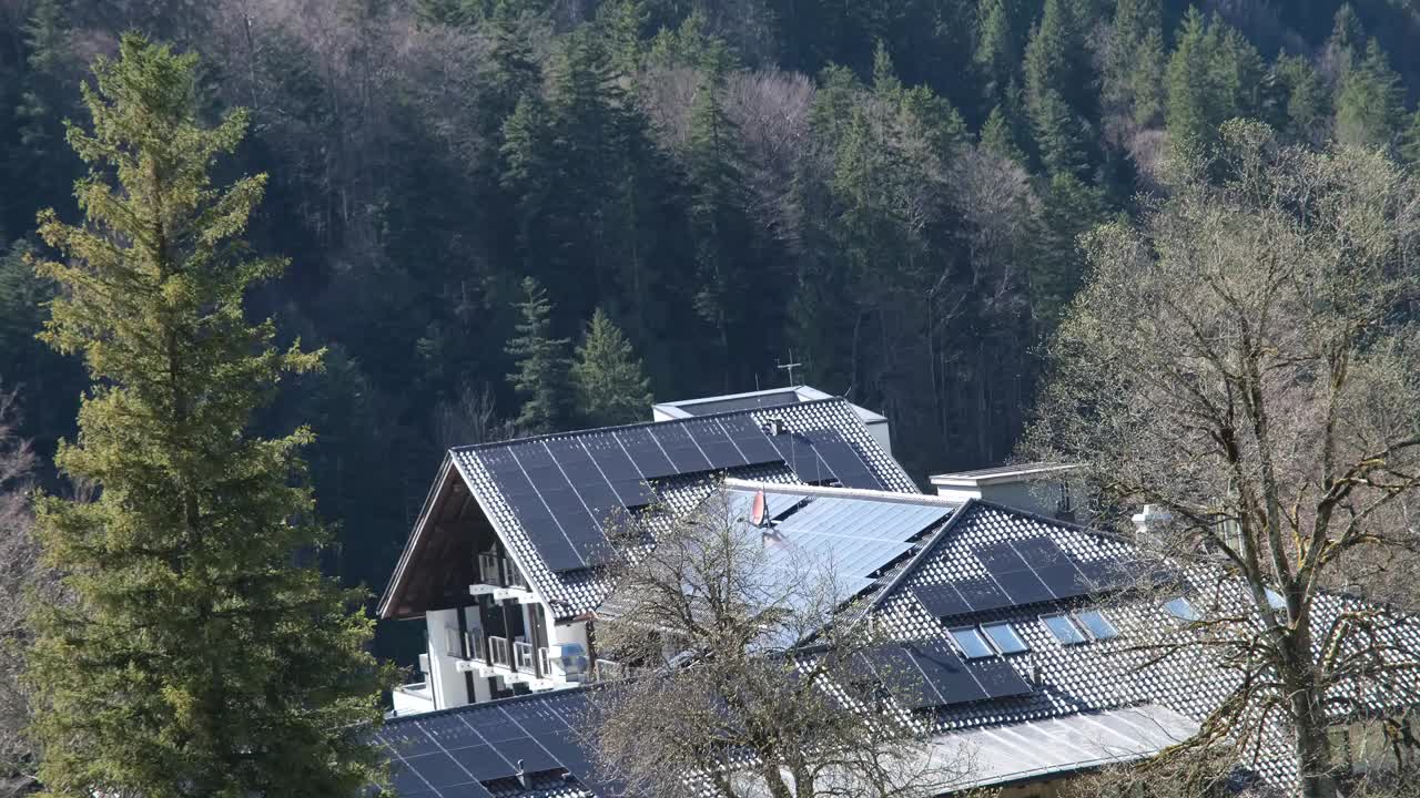 屋顶上的生态太阳能电池，俯视图。房子里的太阳能电池，鸟瞰图。视频下载