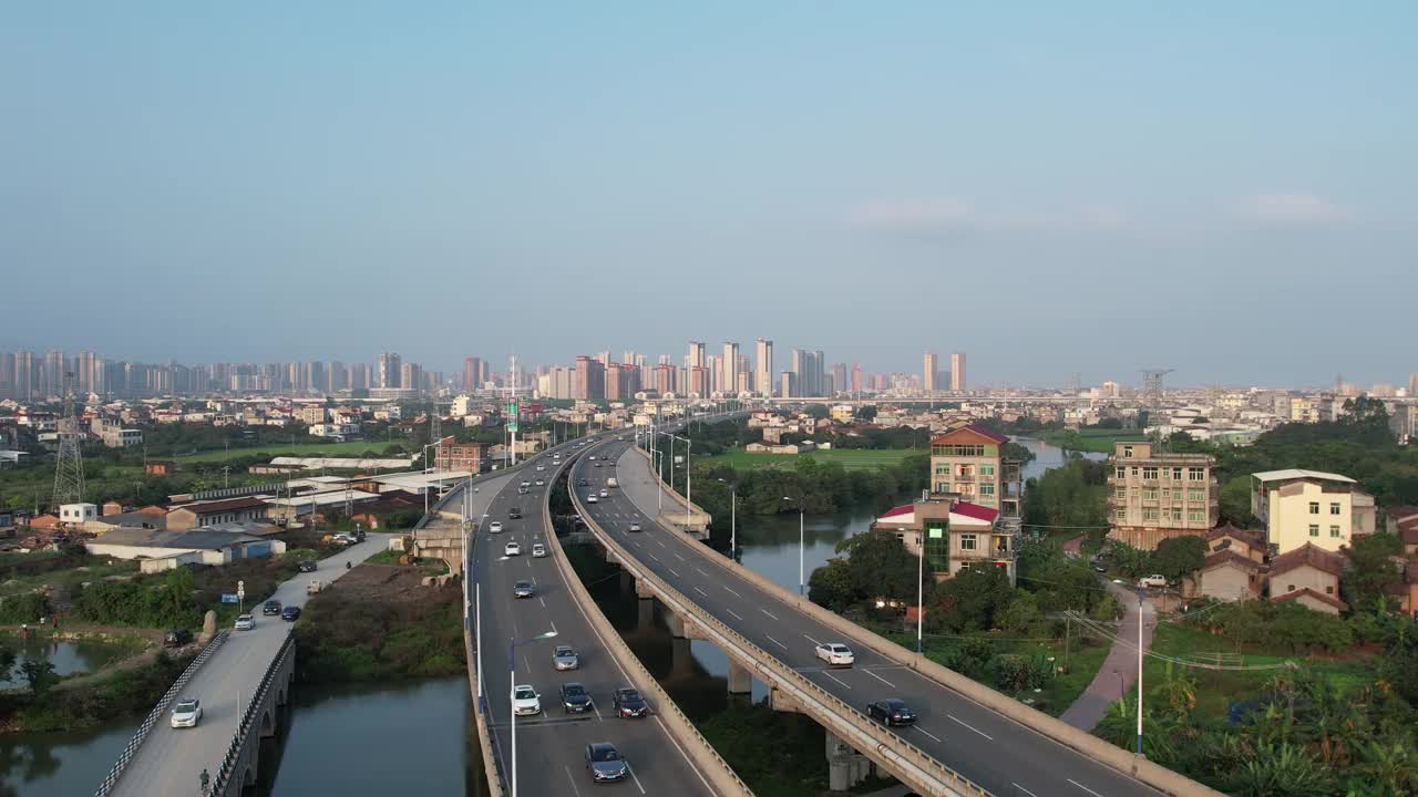 城市高速公路上的高架桥鸟瞰图视频素材