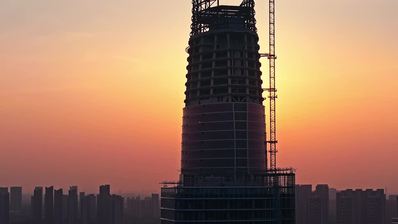 夕阳下的建筑工地景观航拍图视频素材