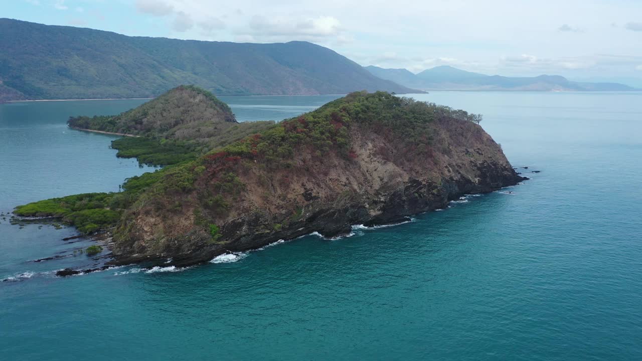 鸟瞰蓝海中郁郁葱葱的岛屿-双岛，棕榈湾视频素材