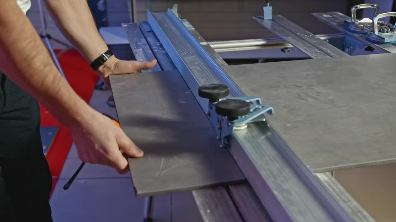 工人在机器上切割瓷砖产品的特写。有创造力。用于切割瓦片的固定装置。木匠用尺寸划分木板或瓦片视频下载