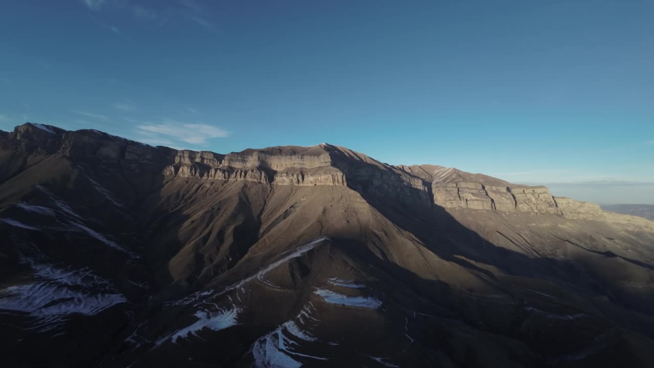 航空摄影山脉，未开垦的自然，全长全景视频从无人机视频素材