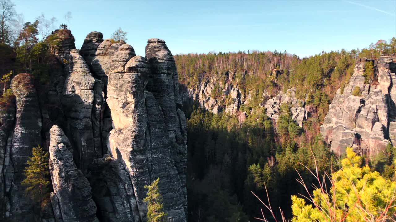 迷人的，独特的悬崖在布拉格附近的日落，捷克共和国景观。媒体。山林丛生的山谷。视频素材