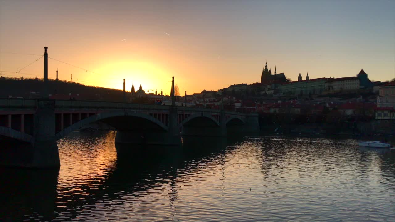 当太阳从老城升起时，布拉格的伏尔塔瓦河泛起涟漪。媒体。建筑和旅游的概念视频下载