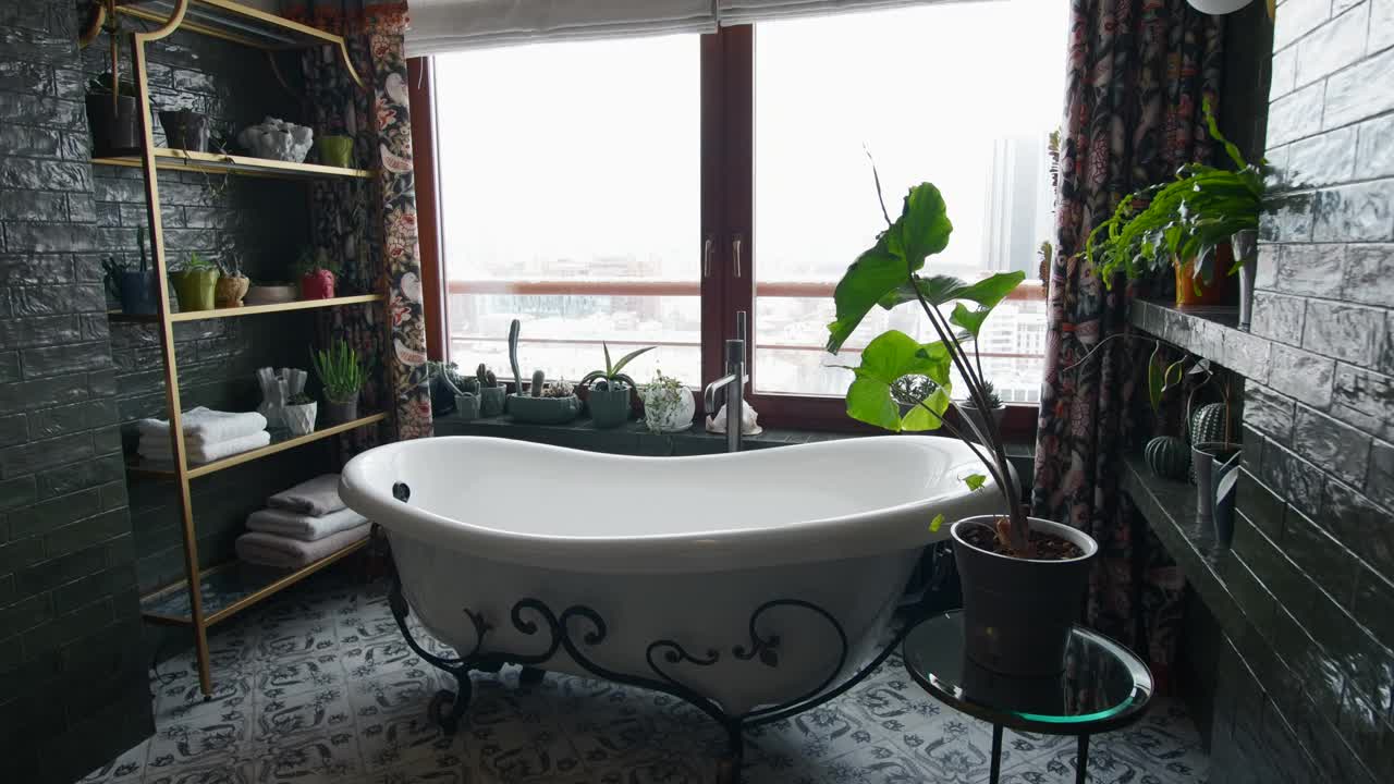 现代现代的深色浴室，自然光和许多绿色植物。有创造力。舒适的公寓细节。视频素材