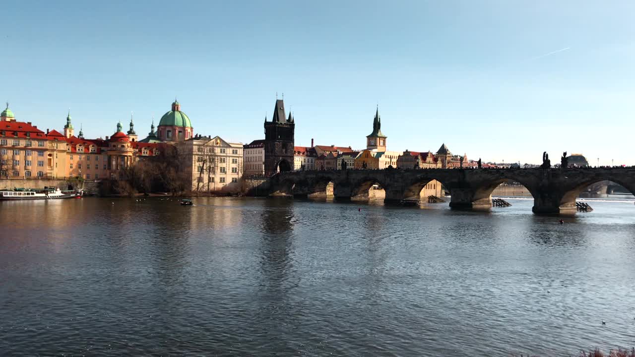 布拉格城，伏尔塔瓦河和大桥。媒体。这座古城美丽的古老建筑。视频下载