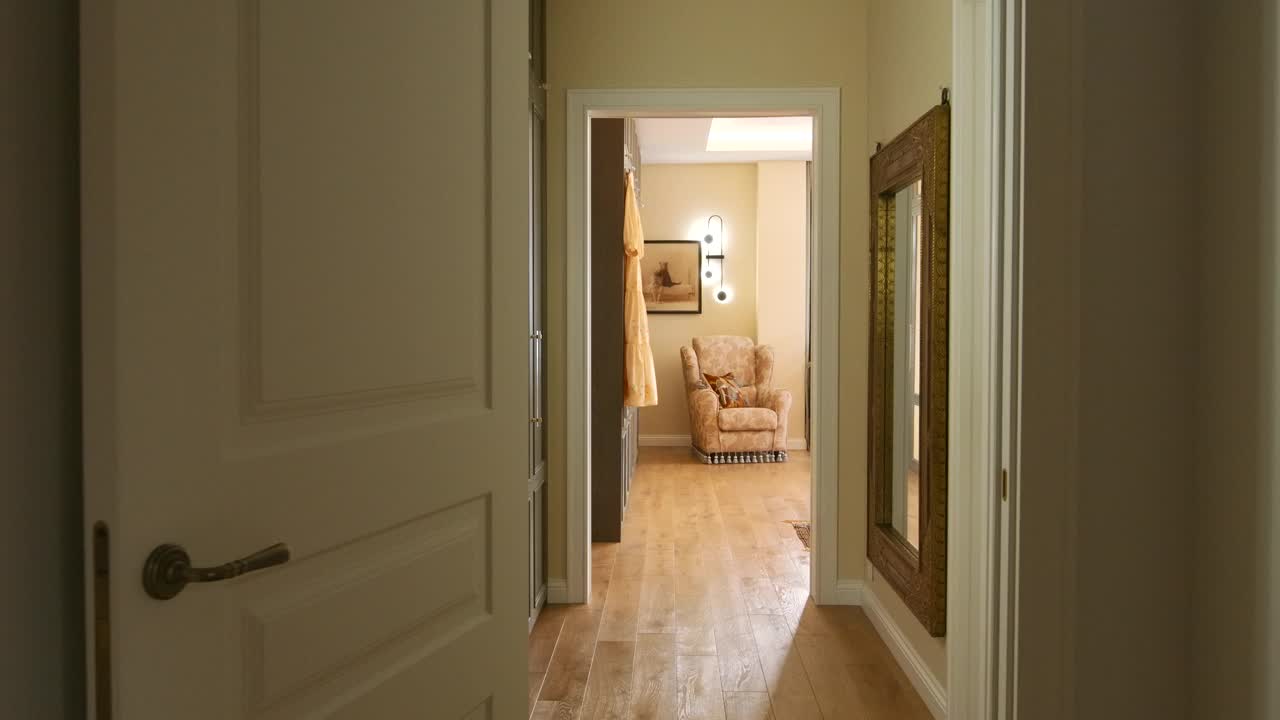 暖色调浅米色的现代公寓走廊。有创造力。美丽宽敞的公寓的一些细节。视频素材
