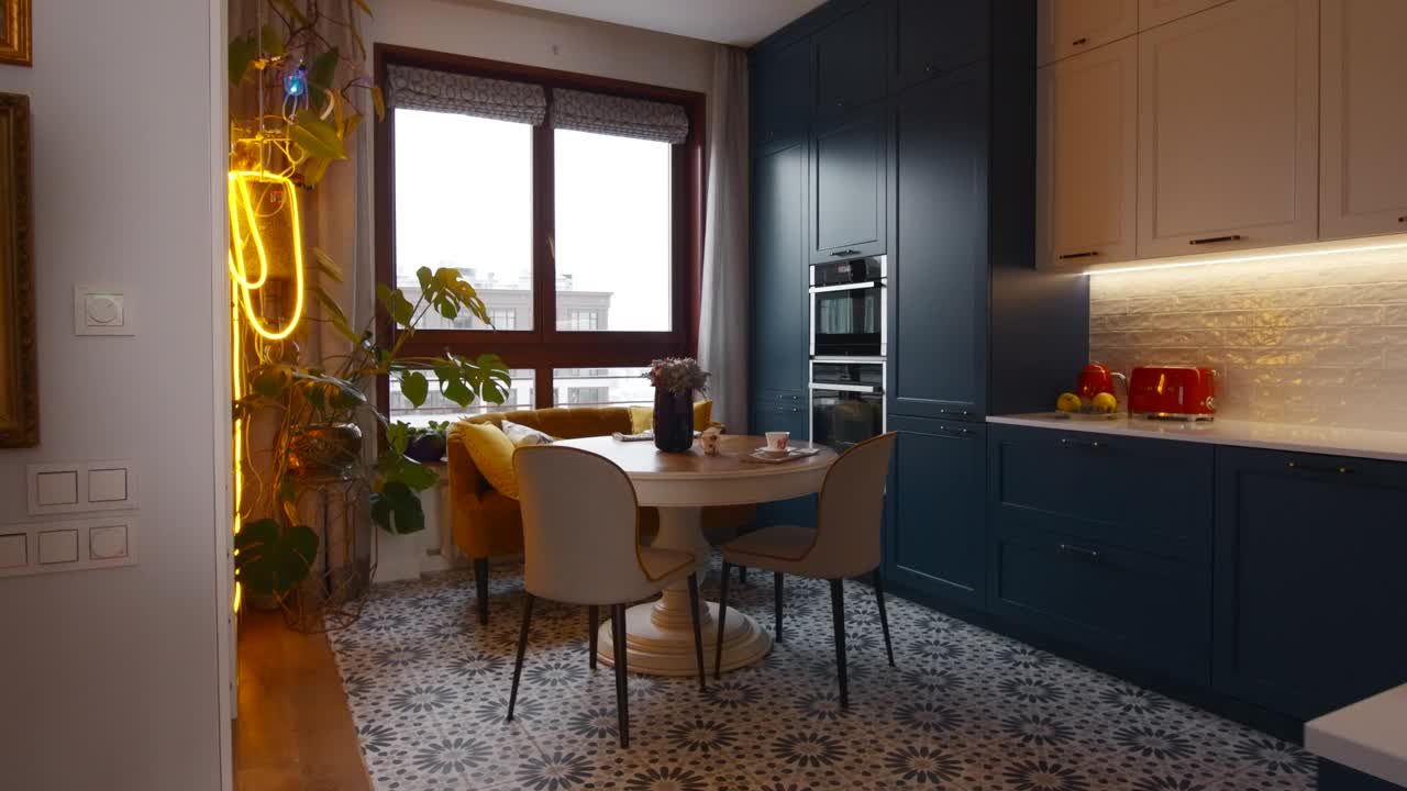 现代豪华厨房室内设计。有创造力。漂亮的厨房，蓝色的厨具和装饰地板。视频素材