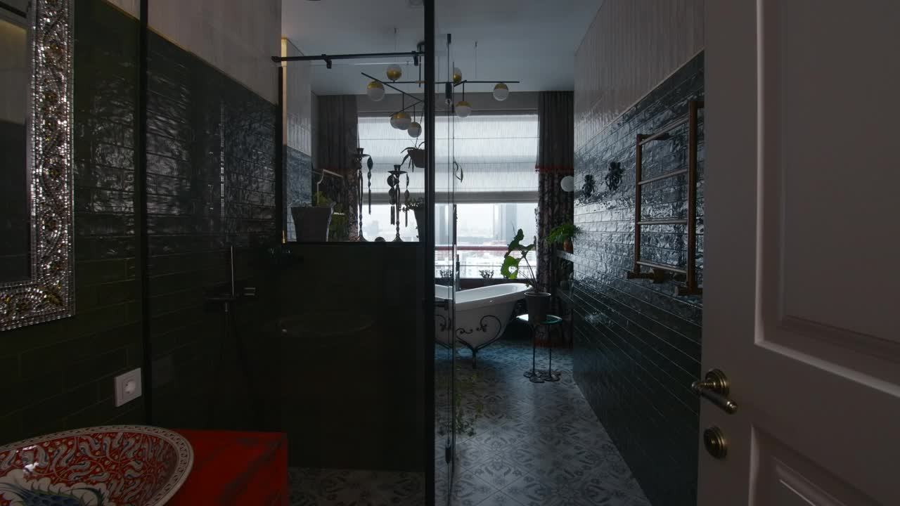 进入时尚的现代浴室。有创造力。小房间的细节与深色和米色的墙壁形成对比视频素材