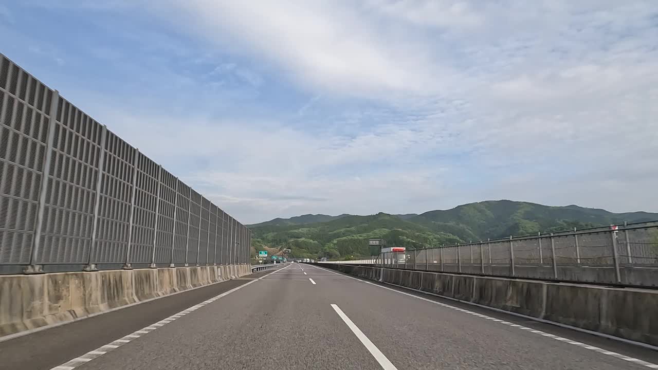 在新东美高速公路上行驶视频素材