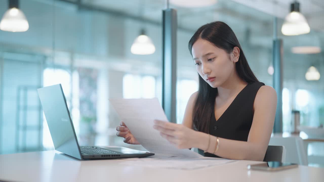 年轻的亚洲女商人看起来对生意很紧张视频素材